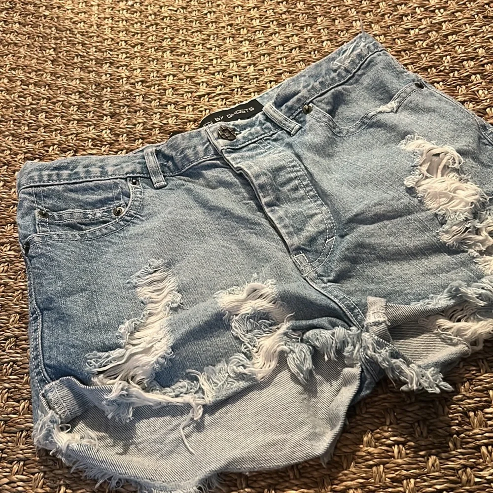 Surrounded by Ghosts Streetwear Light Wash Distressed Denim Shorts Size 26